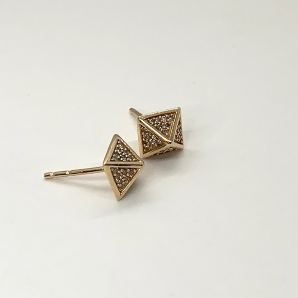 💕x3HP💕14k gold Diamond pyramid stud earrings - Picture 4 of 9